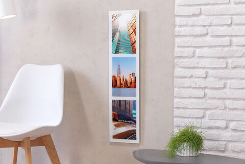 Trois photos dans un joli cadre blanc. Les images montrent des scènes urbaines avec des moments colorés.