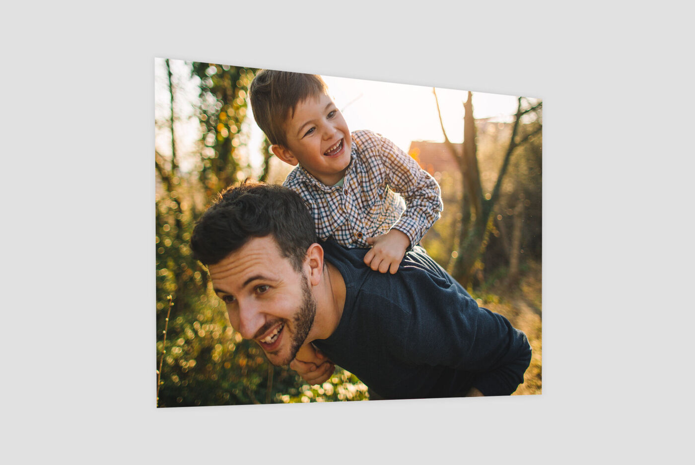 Père et fils profitent d'une journée ensoleillée à l'extérieur.