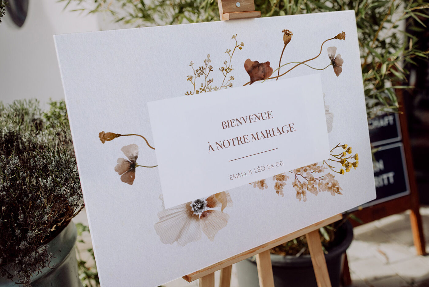 Panneau de bienvenue pour une célébration de mariage, décoré de fleurs