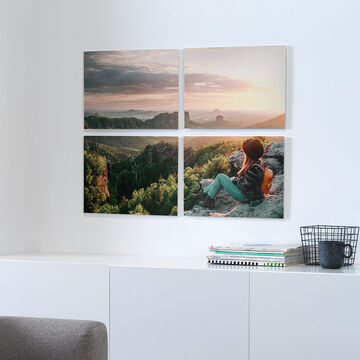 Un enfant est assis sur un rocher en regardant au loin. Magnifique paysage de montagnes et d'arbres.