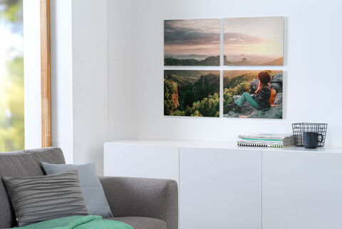 Un enfant regarde avec bonheur un impressionnant paysage montagneux.