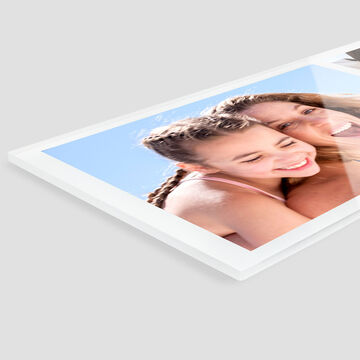 Deux jeunes femmes sourient heureusement sur la plage sous un ciel bleu