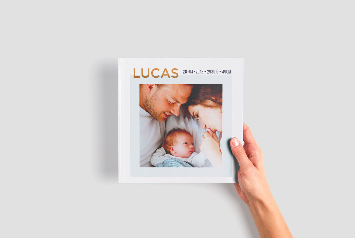 Un album affectueux nommé Lucas montrant une photo de famille.